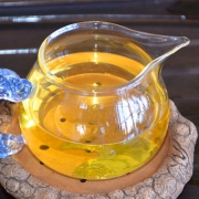 2012年古树春早茶汤成金黄色通透明亮。汤水细腻，香甜韵足，回甘持久