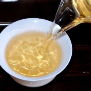 2015年神荼古树茶（坝歪头春古树茶原料压制）