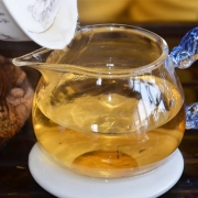 2012年巴达古树茶（茶汤入口，舌面后段与上颚微苦即散，回甘和生津迅速。）