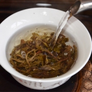 2012年巴达古树茶（茶汤入口，舌面后段与上颚微苦即散，回甘和生津迅速。）