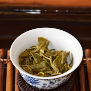 2017年那赛头春古树纯料普洱生茶357克饼茶