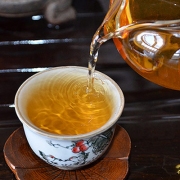2001年易武山古树圆茶老生茶