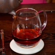 【买一送一】九八年班章熊猫生态茶王熟饼