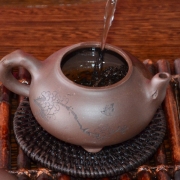 【买一送一】九八年班章熊猫生态茶王熟饼