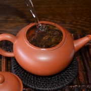 【买一发二】2002年易武斗茶大会茶王贡砖200g