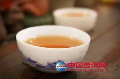 用青花瓷盏随心的泡一盏清茶
