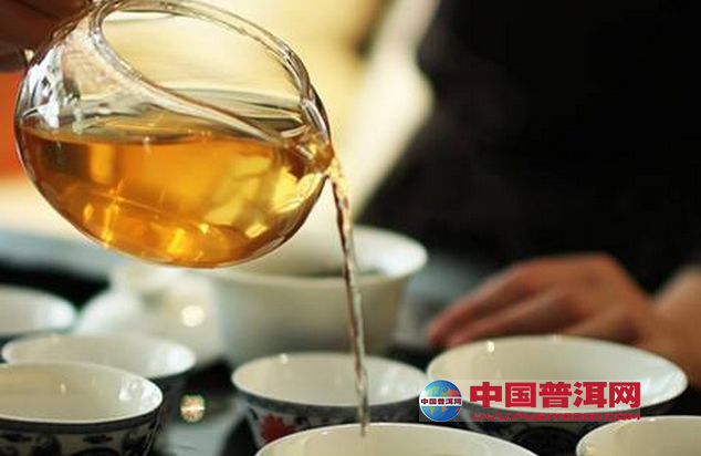 普洱茶的泡茶器以宜兴紫砂为首选,紫砂壶具有良好的透气性,保温性
