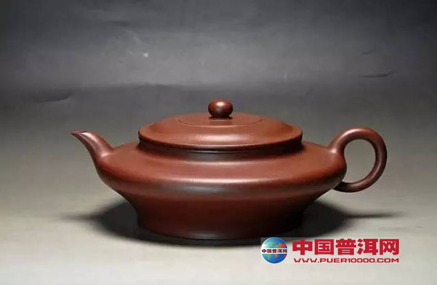 茶具文化知识 紫砂中的扁壶,最早见于明代时大彬款 制作的调砂"虚扁"