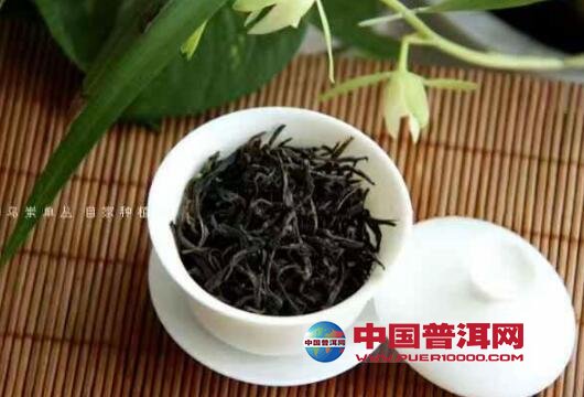 首当其次的属“鸭屎香”单丛啦,鸭屎和香本來是很难聯系到一起的两个词语,却因為凤凰茶而相依相偎多年,这总是让初次接触凤凰茶的茶友吓得不清,其来历是这样的:大乌叶单枞茶原來从乌岽山引进的,种在“鸭屎土”(其实是黄土壤)的茶园里,长着乌蓝色的茶叶,叶长了似刚亩(学名鸭屎脚木)的叶一样。乡里人喝过这种茶之后都说这个茶叶香气好,韻味浓,紛紛问是什么名枞,什么香型。茶农怕被人偷去,便谎称是鸭屎香。大乌叶单枞“鸭屎香”的別名便由此而来。【在凤凰单丛