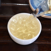 2015年古树金龙珠普洱生茶罐装