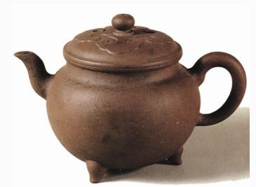 时大彬三足圆壶有"砂粗质古肌理匀"的美誉