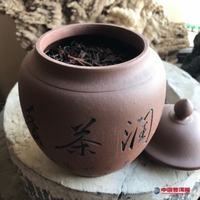 古朴的紫砂储茶罐